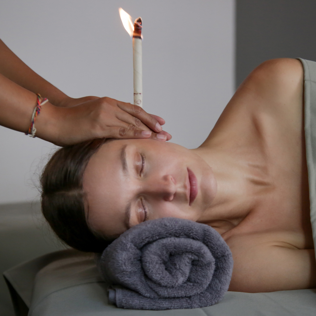 kvinna som får öronljusbehandling